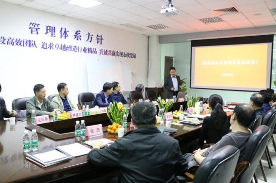 張?jiān)洪L(zhǎng)首先向來訪領(lǐng)導(dǎo)們介紹了立林的發(fā)展歷程、集團(tuán)概況和產(chǎn)品生態(tài)鏈全景