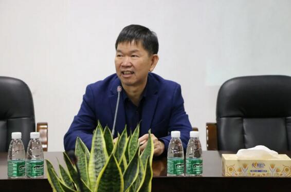 在陳董、鐘總等公司領(lǐng)導(dǎo)的陪同下，張區(qū)長一行先后參觀了立林生產(chǎn)車間和實驗室