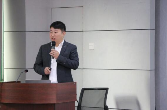 零售渠道總監(jiān)趙峰宣講了《零售渠道運(yùn)營(yíng)中心2021年運(yùn)營(yíng)規(guī)劃暨商務(wù)政策》