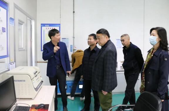 在陳董、鐘總等公司領(lǐng)導(dǎo)的陪同下，陳主任一行先后參觀了立林生產(chǎn)車間和實(shí)驗(yàn)室