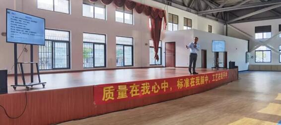 質(zhì)管中心總監(jiān)黃建強通過兩個小故事來說明培養(yǎng)積極心態(tài)的重要性