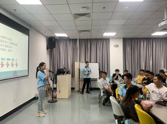 會(huì)議的最后由楊主任上臺(tái)致辭