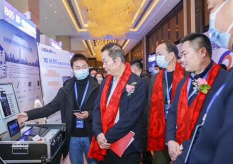 閃耀亮相丨湖北省安全技術防范行業(yè)協(xié)會會長魏利一行蒞臨立林展位參觀