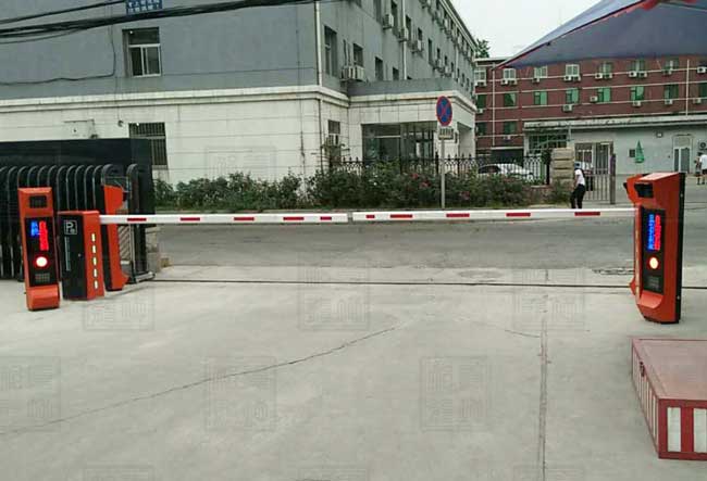北京飛機動力能源公司車牌識別道閘案例 - 中出網(wǎng)-智能出入口與停車充電門戶
