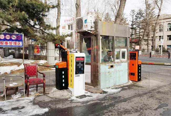 吉林省長春市四六一醫(yī)院車牌識(shí)別一體機(jī)案例 - 中出網(wǎng)-智能出入口與停車充電門戶