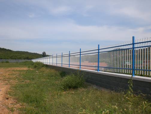 東廳中學(xué)護(hù)欄案例 - 中出網(wǎng)-智能出入口與停車充電門戶