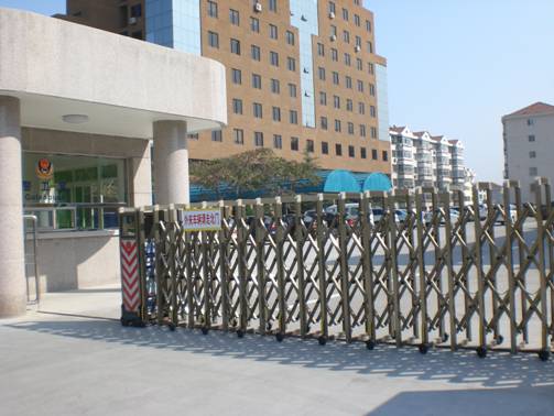 開(kāi)發(fā)區(qū)建設(shè)大廈伸縮門(mén)案例 - 中出網(wǎng)-智能出入口與停車充電門(mén)戶