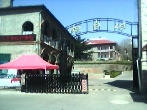 煙臺山公園伸縮門案例 - 中出網(wǎng)-智能出入口與停車充電門戶