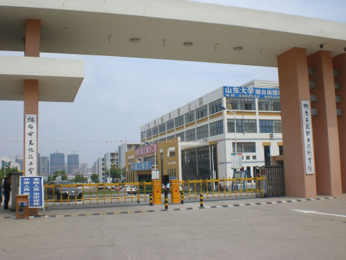 煙臺工程報業(yè)技術(shù)學(xué)院南門道閘案例 - 中出網(wǎng)-智能出入口與停車充電門戶