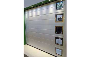 車庫門 - 銀灰色單條紋車庫門