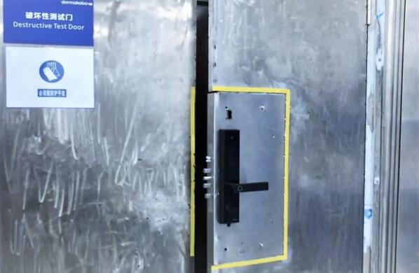 圖為門鎖破壞性試驗(yàn)中對(duì)智能鎖暴力撞擊