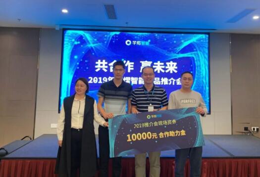 3名一等獎獲獎者合影留念