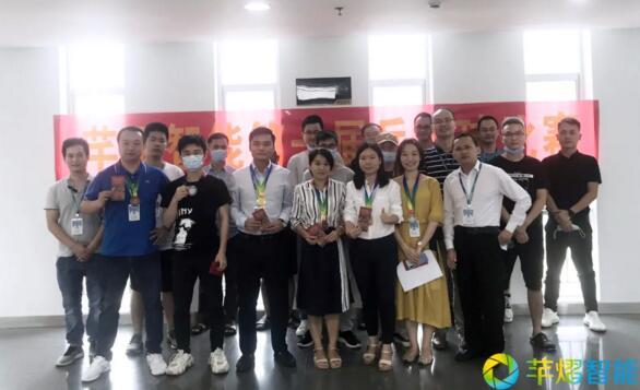 兵乓球比賽選手合影