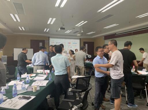 課堂氣氛也在大家的探討和演練中