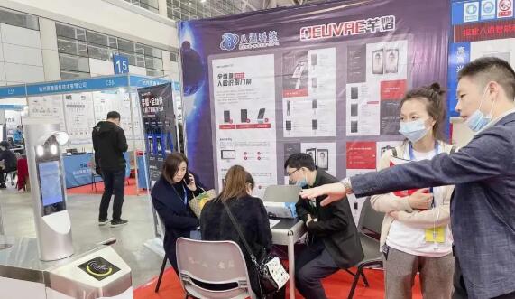 觀眾現(xiàn)場了解人臉門禁產(chǎn)品