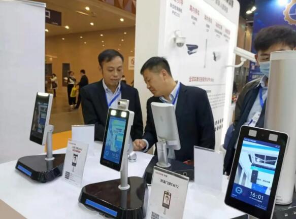 觀眾參觀動(dòng)態(tài)人臉識(shí)別產(chǎn)品