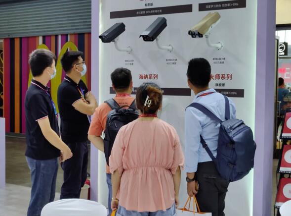 海納系列的全能車牌識別廣告盒VBOX在現(xiàn)場進(jìn)行通電演示