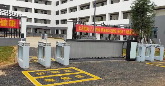 云南某學校在宿舍門口設(shè)置芊熠人臉識別終端