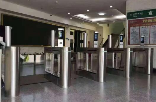 芊熠人臉識別設(shè)備顯身手，多方式管控銀行出入口，切實提升安全保障