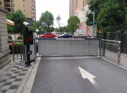 武漢某高檔住宅小區(qū)（車牌識別相機）案例 - 中出網(wǎng)-智能出入口與停車充電門戶