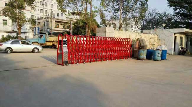 東莞東城豪華大紅電動伸縮門案例 - 中出網-智能出入口與停車充電門戶