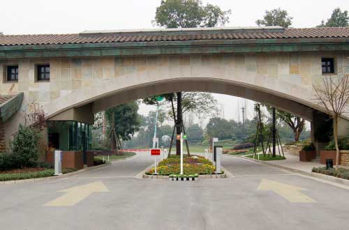 麓山國際道閘案例 - 中出網(wǎng)-智能出入口與停車充電門戶