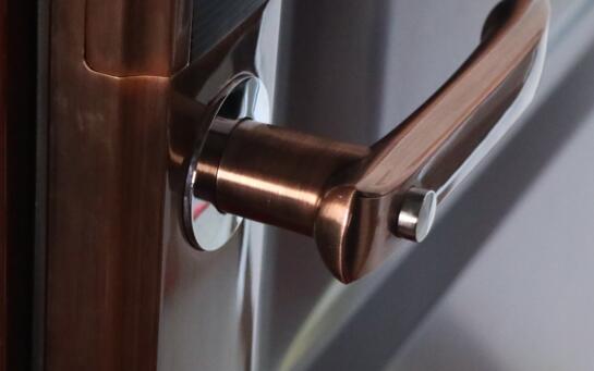 門內(nèi)把手防貓眼技術(shù)開(kāi)鎖設(shè)計(jì)