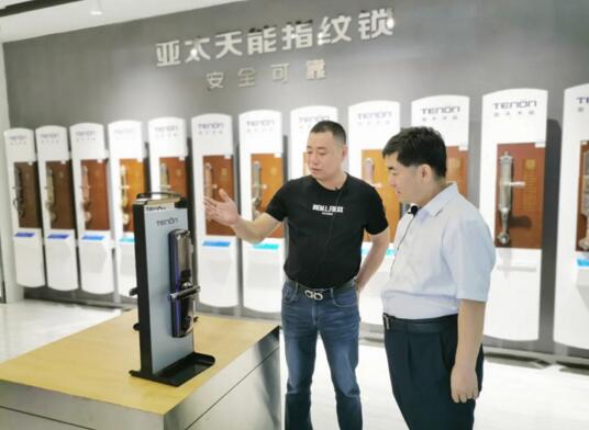 亞太天能銷售總監(jiān)王長江向葵花獎調研團介紹產品