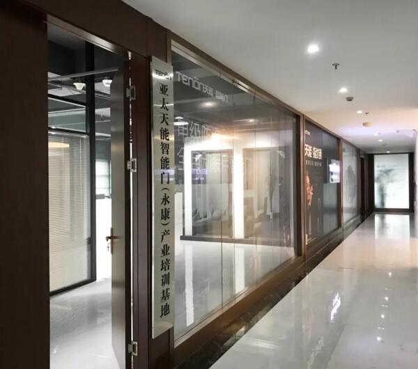 基地首秀 驚艷眼球