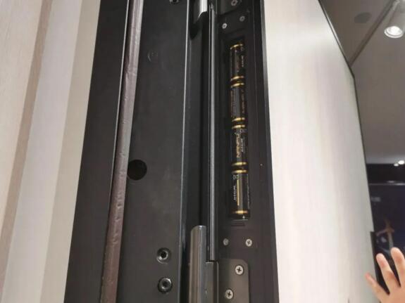 亞太天能智能門采用獨(dú)特的4節(jié)干電池供電方式