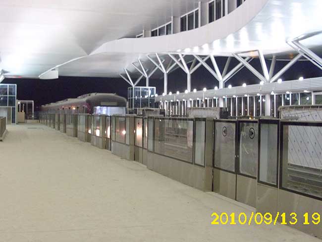 亦莊線屏蔽門(mén)案例 - 中出網(wǎng)-智能出入口與停車(chē)充電門(mén)戶