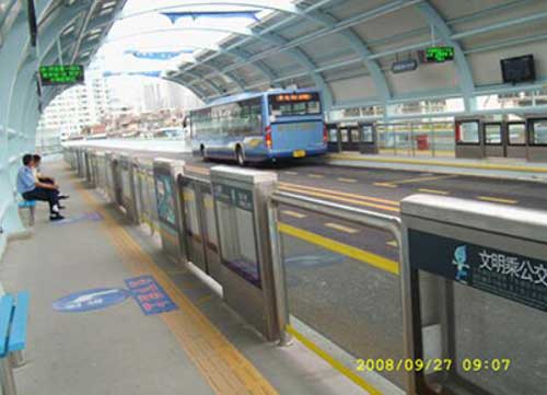 廈門一期（一號線高架）BRT快速公交屏蔽門案例 - 中出網(wǎng)-智能出入口與停車充電門戶