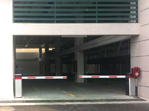 青島中心醫(yī)院立體車(chē)庫(kù)案例 - 中出網(wǎng)-智能出入口與停車(chē)充電門(mén)戶