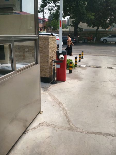 華巖商業(yè)廣場道閘案例 - 中出網(wǎng)-智能出入口與停車充電門戶