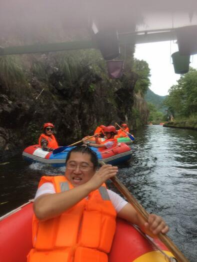 超翔科技的家人們乘坐橡皮艇