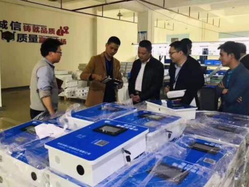 鄔科長(zhǎng)與劉主任一行參觀了尚億創(chuàng)新生產(chǎn)線