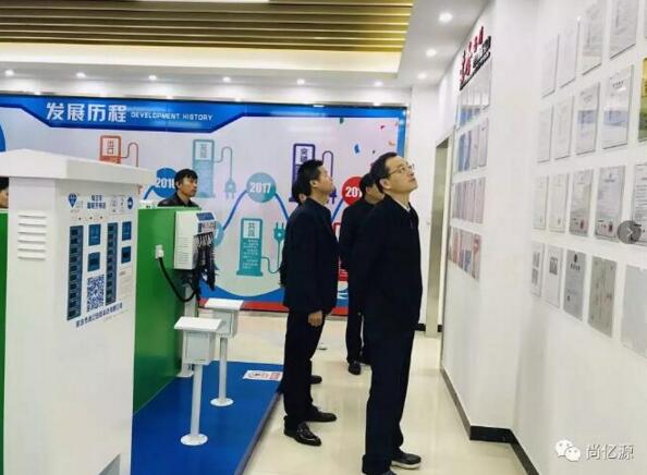 車書記一行駐足認真觀看榮譽證書墻