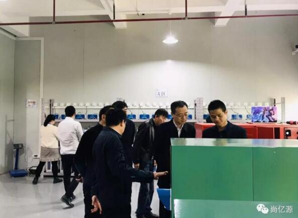 車書記一行參觀生產(chǎn)設備組裝與老化測試流程