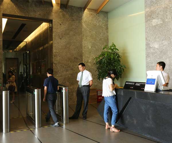 東莞萬科中心成功應用德生訪客機案例 - 中出網(wǎng)-智能出入口與停車充電門戶