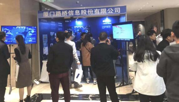 前來路橋信息展位參觀咨詢的人絡(luò)繹不絕