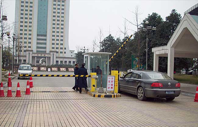 成都市溫江區(qū)西南財(cái)經(jīng)大學(xué)道閘案例 - 中出網(wǎng)-智能出入口與停車充電門戶
