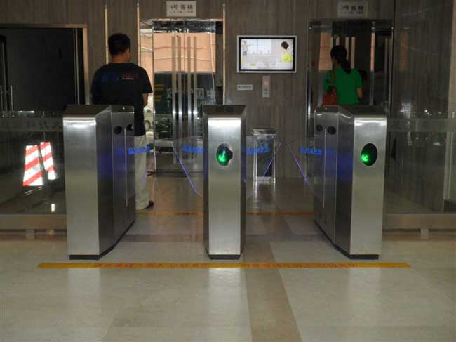 深圳展滔科技大廈通道閘案例 - 中出網(wǎng)-智能出入口與停車充電門戶