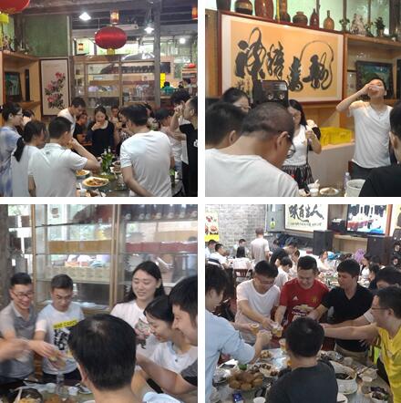 酒席間，大家開懷暢飲