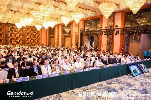 智慧公路主題主題賽現(xiàn)場，專家評委正在觀看項目路演