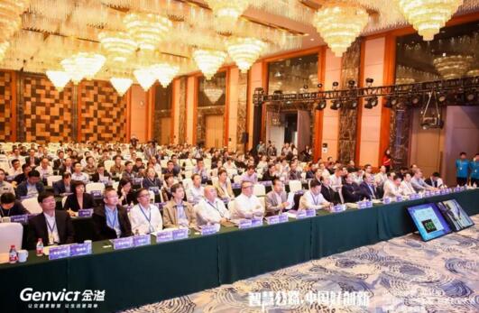 智慧公路主題主題賽現(xiàn)場，專家評委正在觀看項目路演