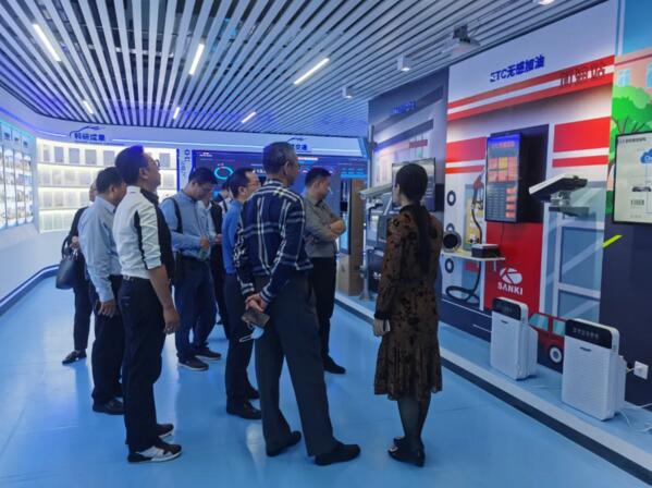 上海寶山區(qū)區(qū)委常委、副區(qū)長蘇平一行 蒞臨偉龍科技參觀指導(dǎo)