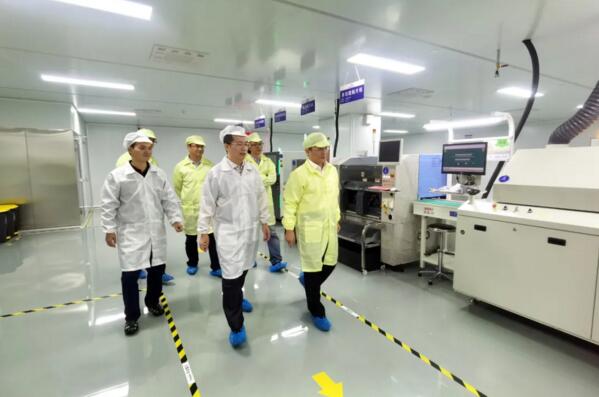 領(lǐng)導(dǎo)一行來(lái)到偉龍科技的生產(chǎn)制造車(chē)間考察