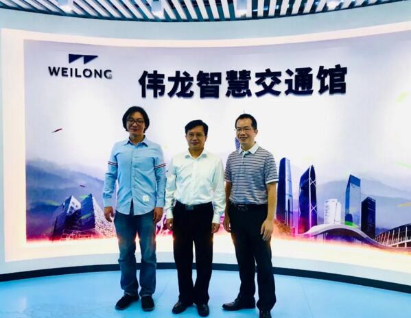 廣州黃埔區(qū)常務(wù)副區(qū)長毛松柏一行蒞臨偉龍科技參觀指導