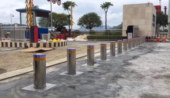 青島學校防沖撞升降柱確保師生出入安全，秩序井然