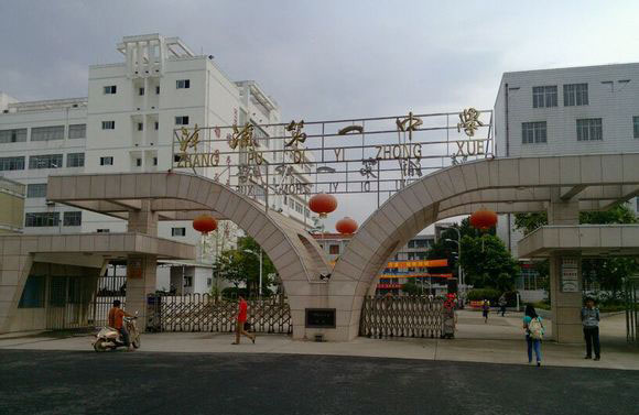 漳浦一中校大門選用漳州出安伸縮門產(chǎn)品